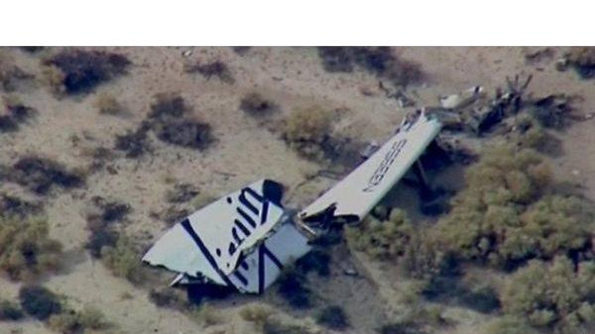 Restos de la aeronave accidentada en el desierto de Mojave, en California (EEUU).