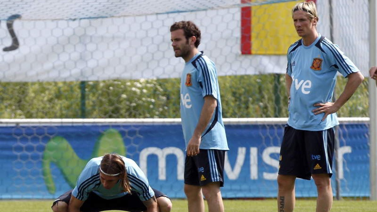 Fernando Torres (d) y Juan Mata (c) serán la punta de lanza de España ante Corea del Sur.