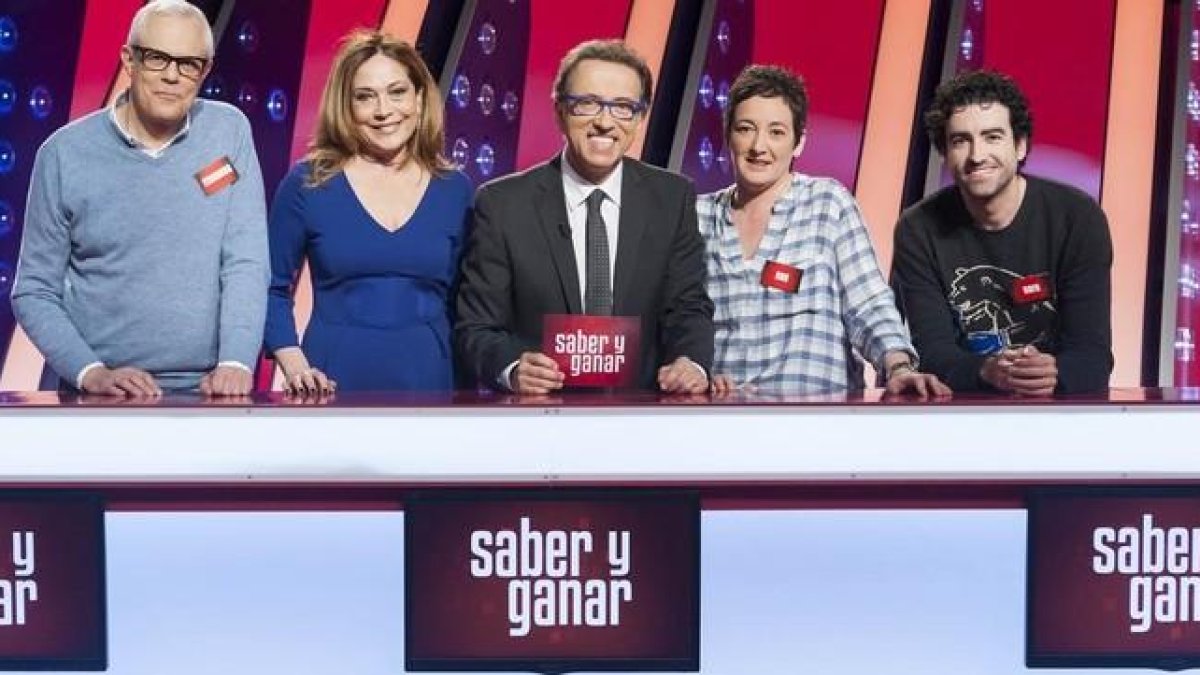 Los 'Magníficos' Fernando Murias, Ana Blanco y Rafael Castaño, junto a Pilar Vázquez y Jordi Hurtado, en 'Saber y ganar'.