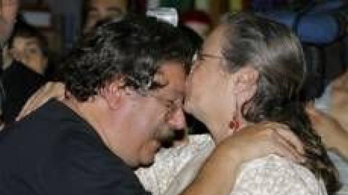 El director de la Semana Negra,  Paco Ignacio Taibo, abraza a su mujer