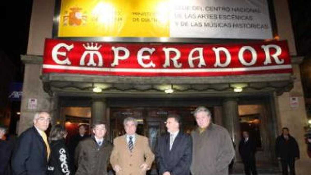 El ministro de Cultura junto al alcalde y el delegado del Gobierno en Castilla y León ante el Empera