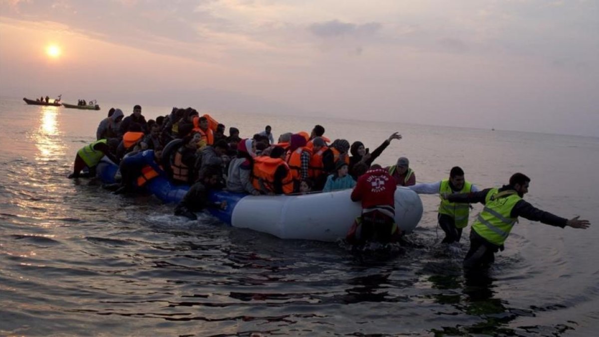 Una embarcación de migrantes llegando a la isla de Lesbos el domingo día 20 de marzo.