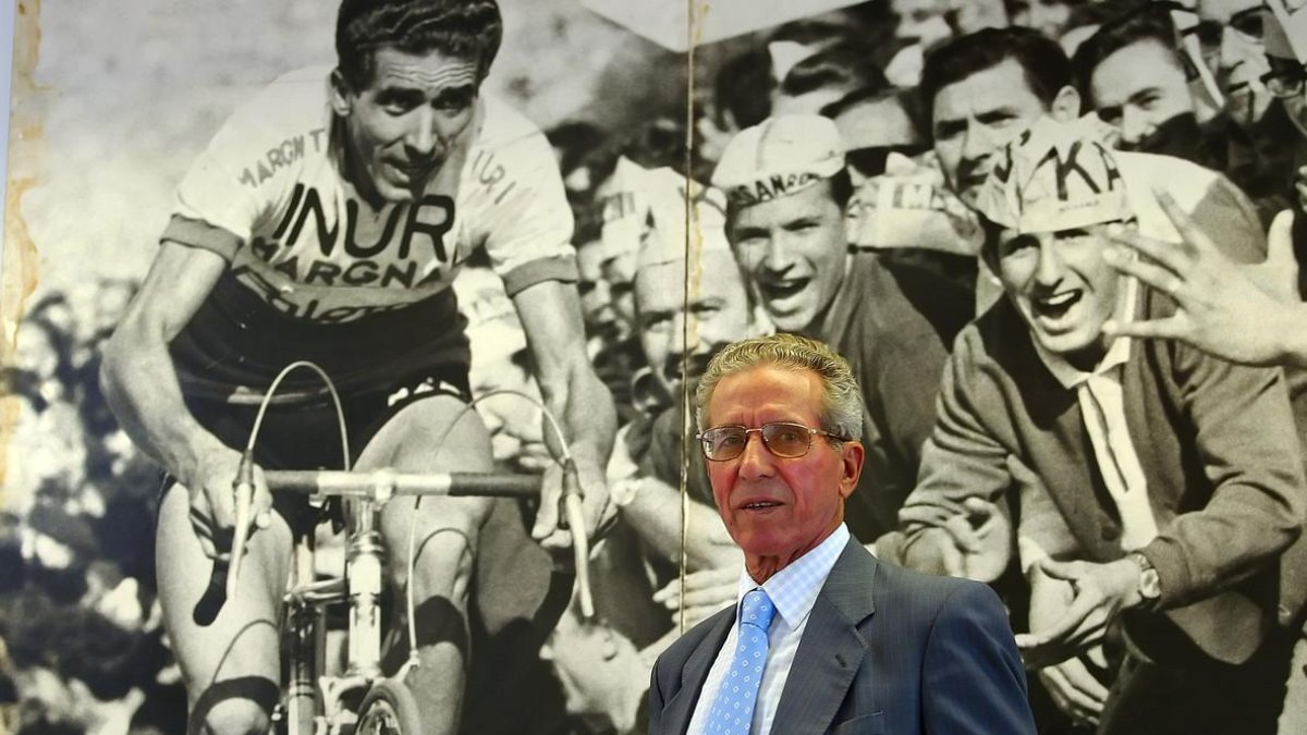 Federico Martín Bahamontes posa junto a una fotografía cuando era ciclista profesional.