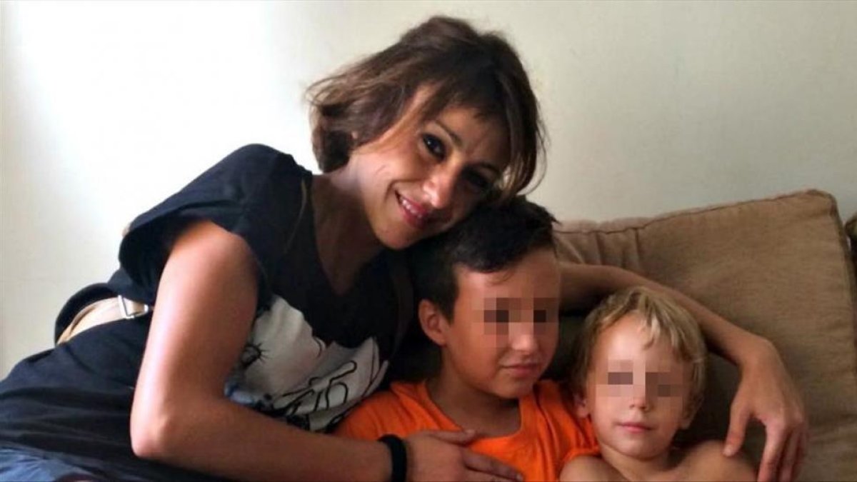 Juana Rivas y sus hijos, con los que se escondió durante un mes para no devolvérselos a su padre italiano, condenado por maltrato.