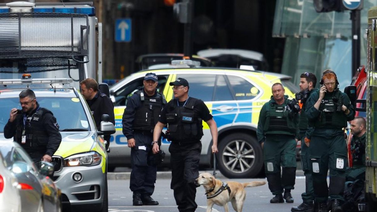 Agentes de policía británicos en el mercado de Borough en Londres, uno de los escenarios de los atentados terroristas del pasado 3 de junio.