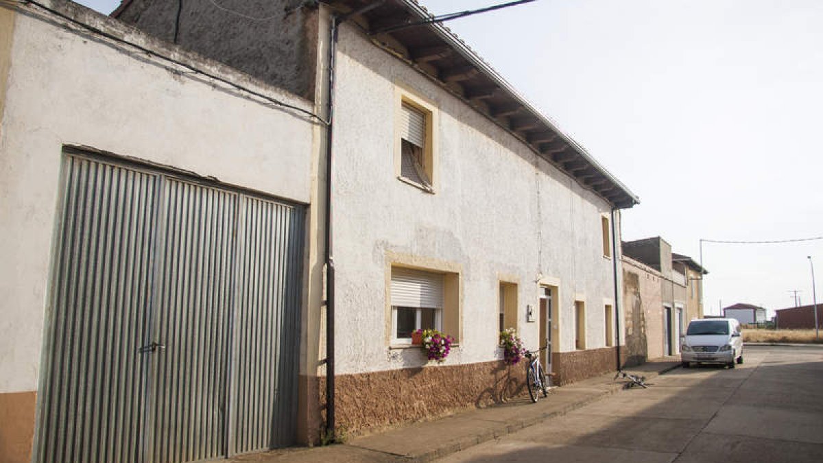 Fachada de la vivienda donde fueron rescatadas las ocho personas retenidas por una familia portuguesa. F. OTERO PERANDONES