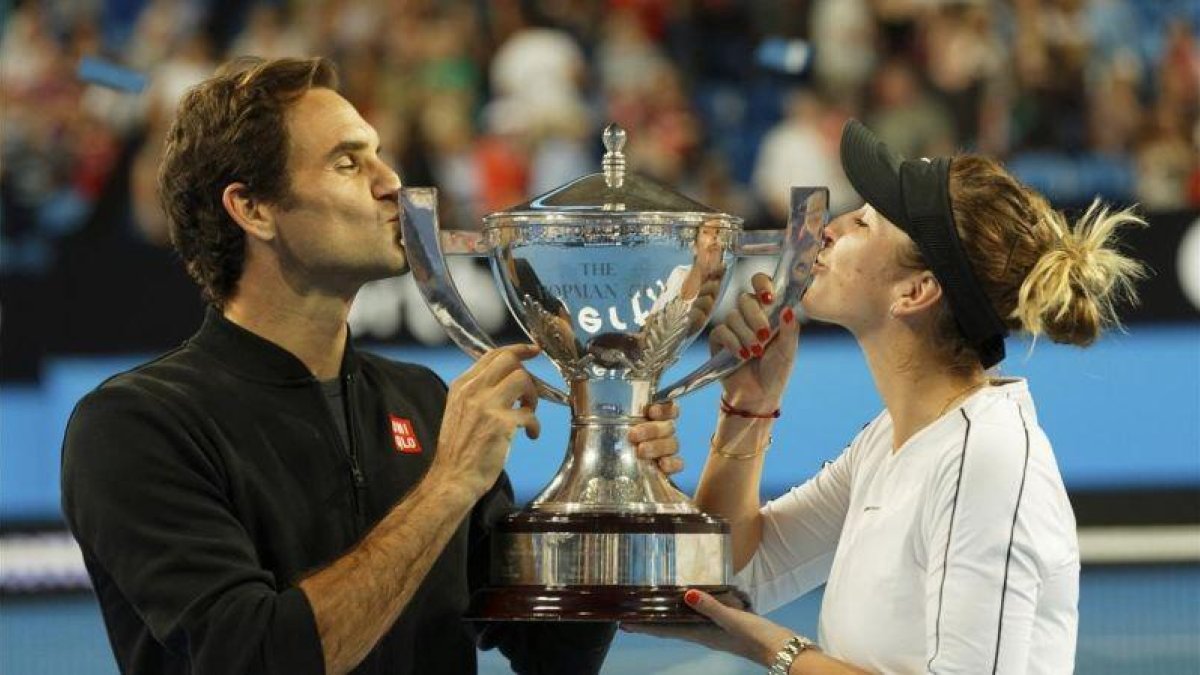 Roger Federer y Belinda Bencic besan la copa Hopman.