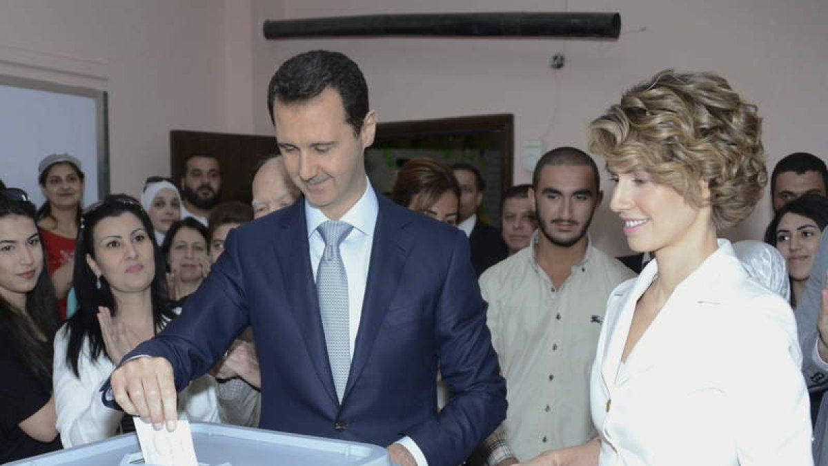 Al Asad vota junto a su mujer, Ama Al Assad.
