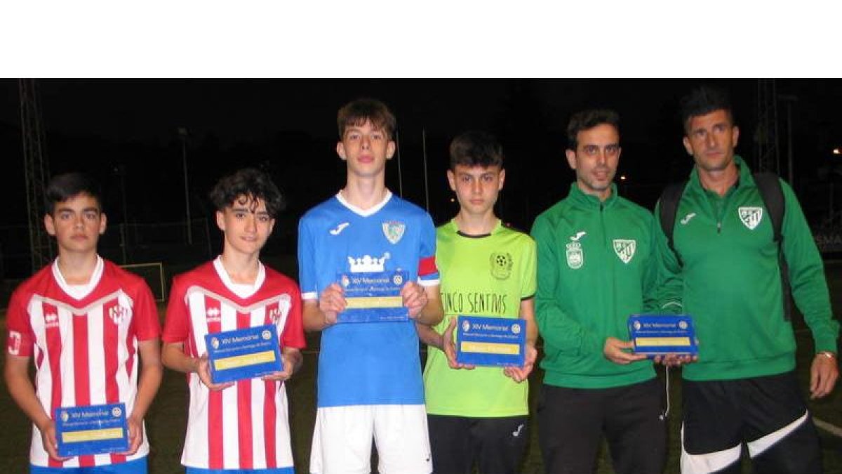 Los mejores posan con sus respectivos trofeos al final del torneo. MANUEL MACÍAS