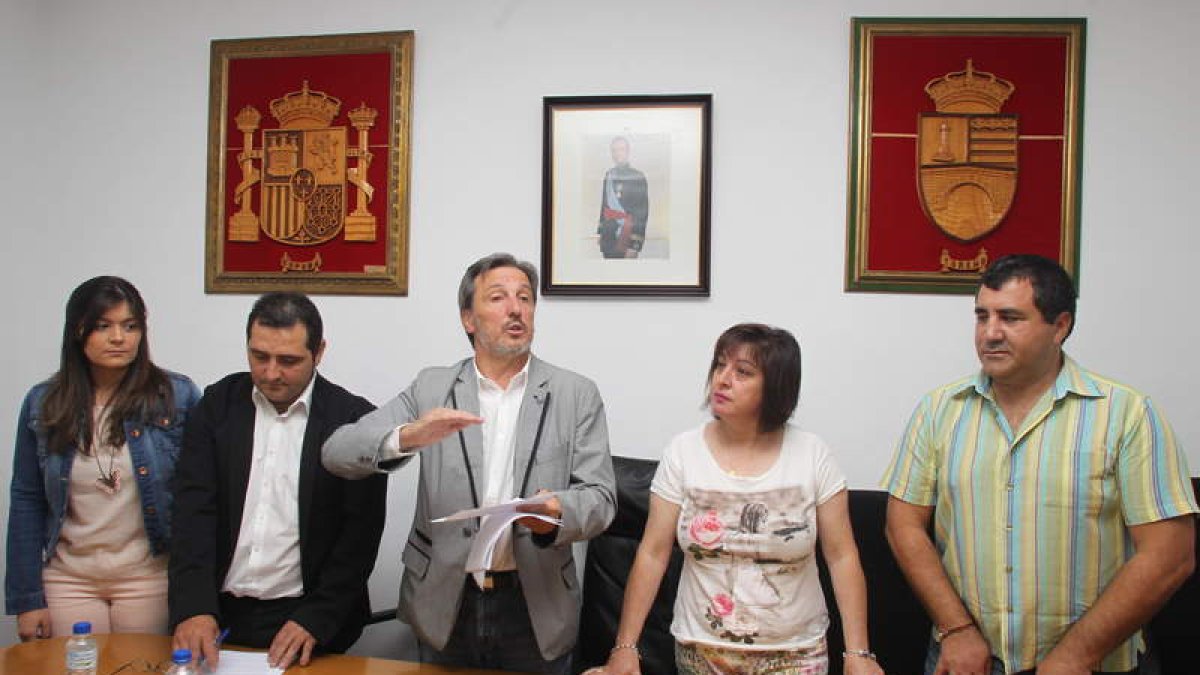 El alcalde Pedro Muñoz (gesticulando), ayer con su equipo al anunciar el plan de ayudas.