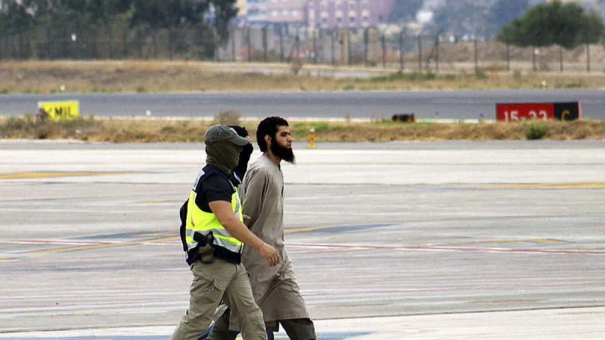 Traslado del último yihadista detenido en Melilla.