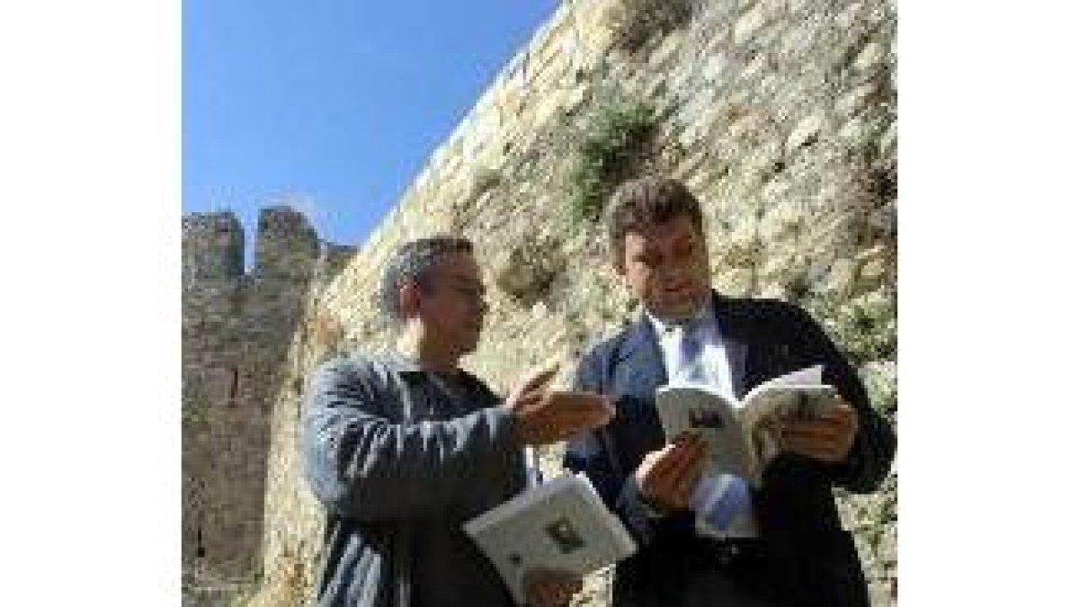 El autor del libro posa, frente al castillo, con el alcalde de Ponferrada