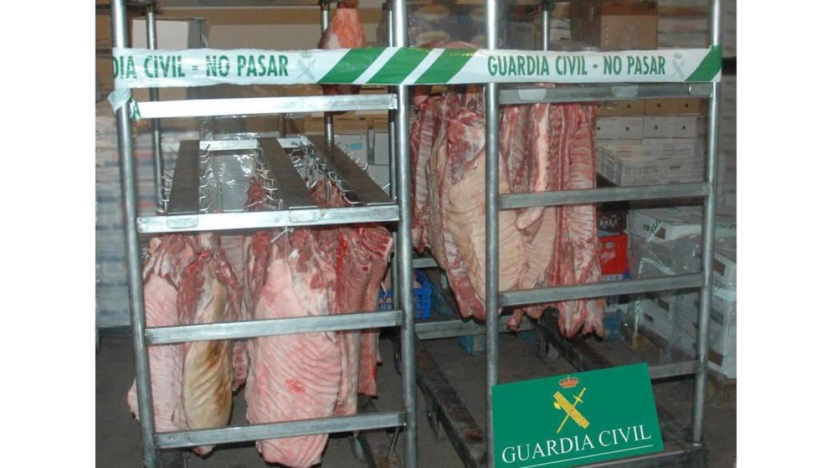 Partida de carne decomisada en una de las intervenciones de la operación. GUARDIA CIVIL