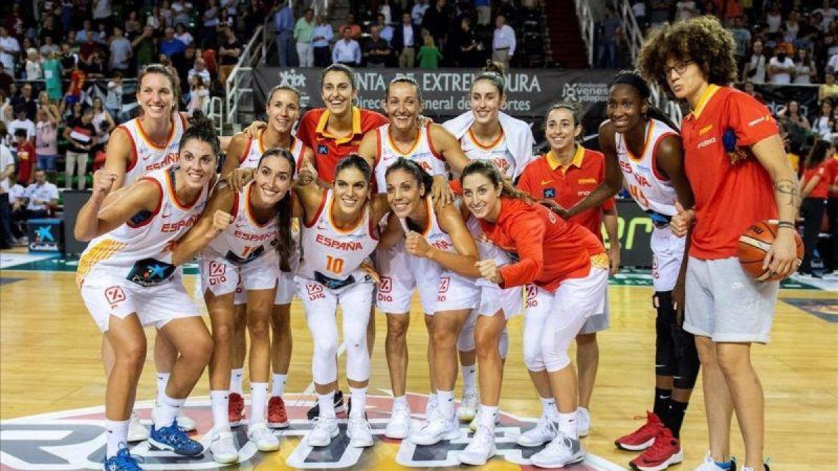 Las jugadoras de la selección posan tras el torneo de preparación de Cáceres