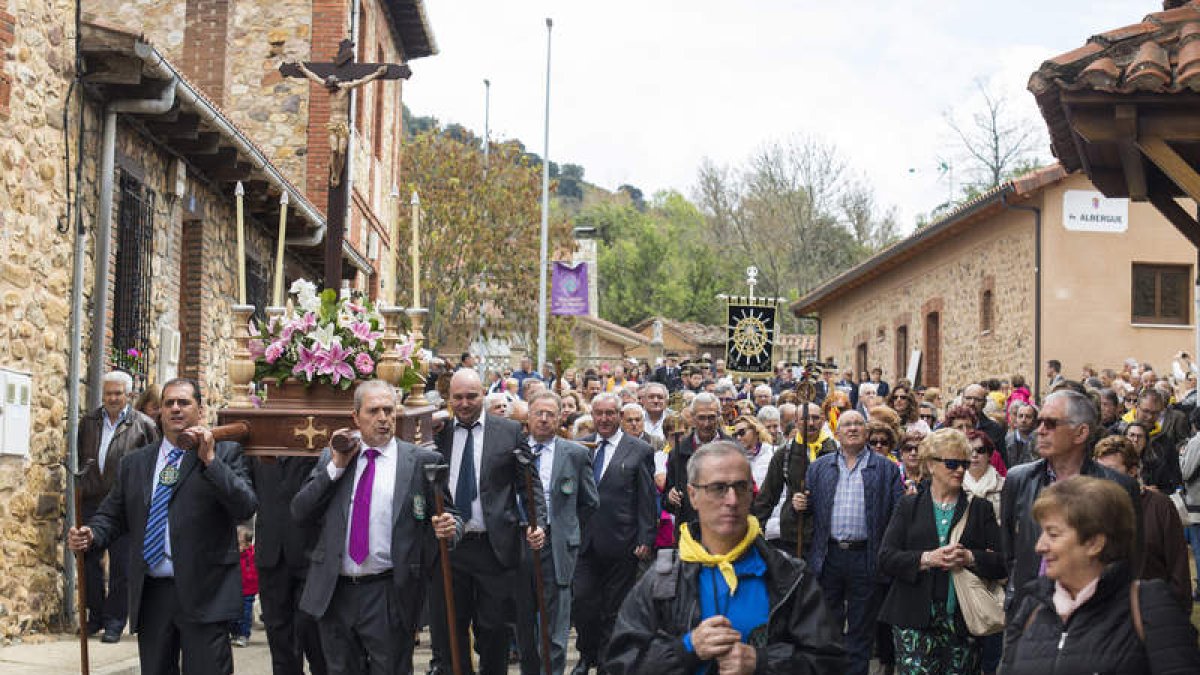 La tradicional romería de Cabanillas conjuga el fervor religioso con la fiesta. F. OTERO PERANDONES