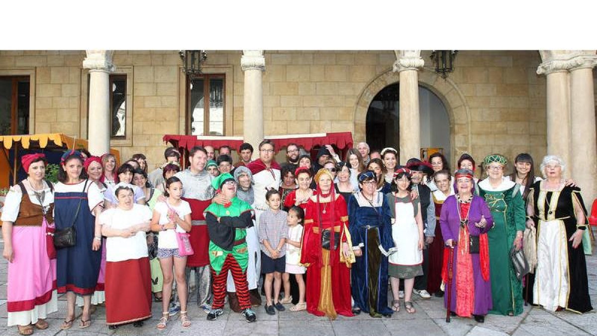 Foto de familia de los participantes en la actividad junto al presidente en funciones de la Diputación, Emilio Orejas