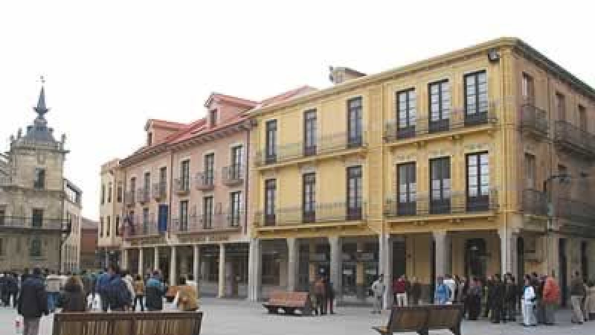 Plaza Mayor de Astorga repleta de gente.