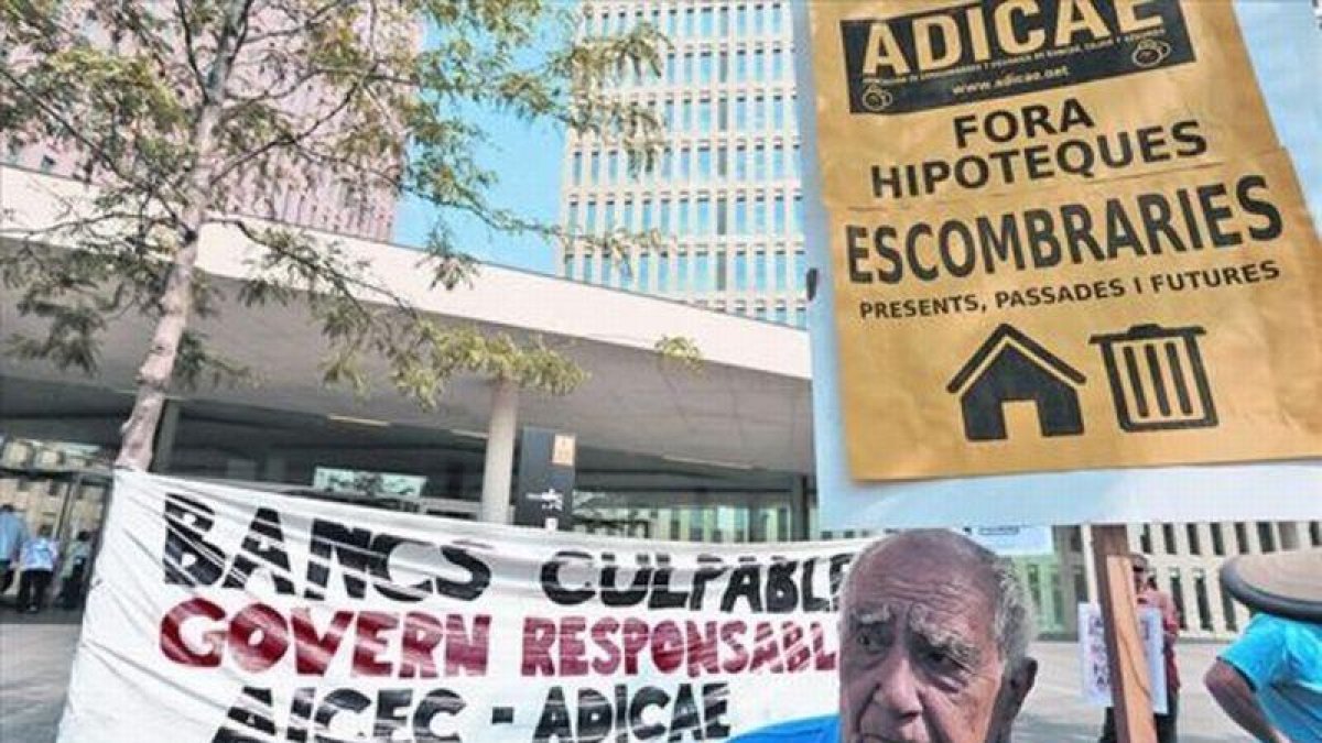 Afectados de las hipotecas con cláusula suelo se manifiestan en la Ciudad de la Justicia, en julio del 2013.