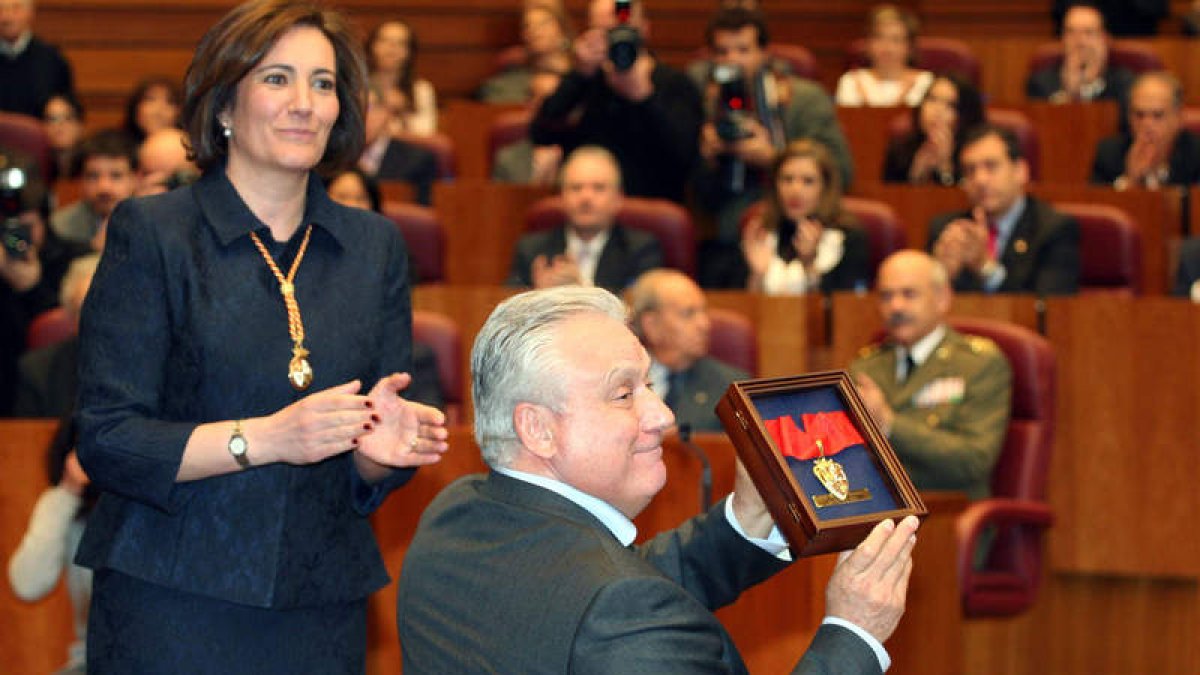 Juan José Aliste muestra emocionado la Medalla de Oro de las Cortes en presencia de su presidenta, María Josefa García Cirac.