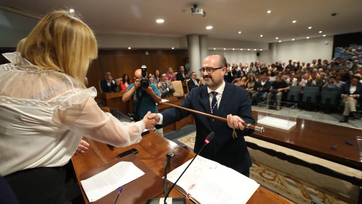 Marco Morala, con el bastón de mando, nuevo alcalde de Ponferrada. ANA F. BARREDO
