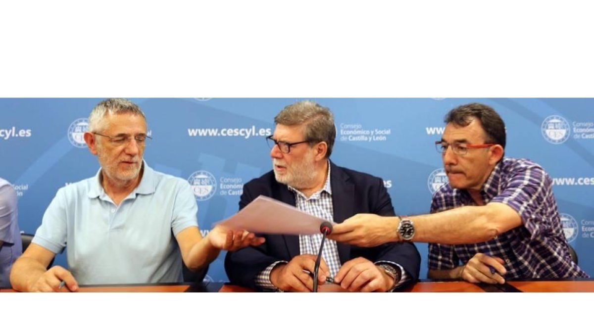 El presidente de Cecale, Santiago Aparicio (C), y los secretarios autonómicos de UGT y CCOO, Agustín Prieto (I) y Ángel Hernández, firman la propuesta de adaptación del III Acuerdo para el Empleo y la Negociación Colectiva en Castilla y León