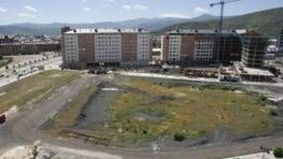 La imagen muestra el solar adjudicado por Pongesur a Ebasa en La Rosaleda para construir un hotel