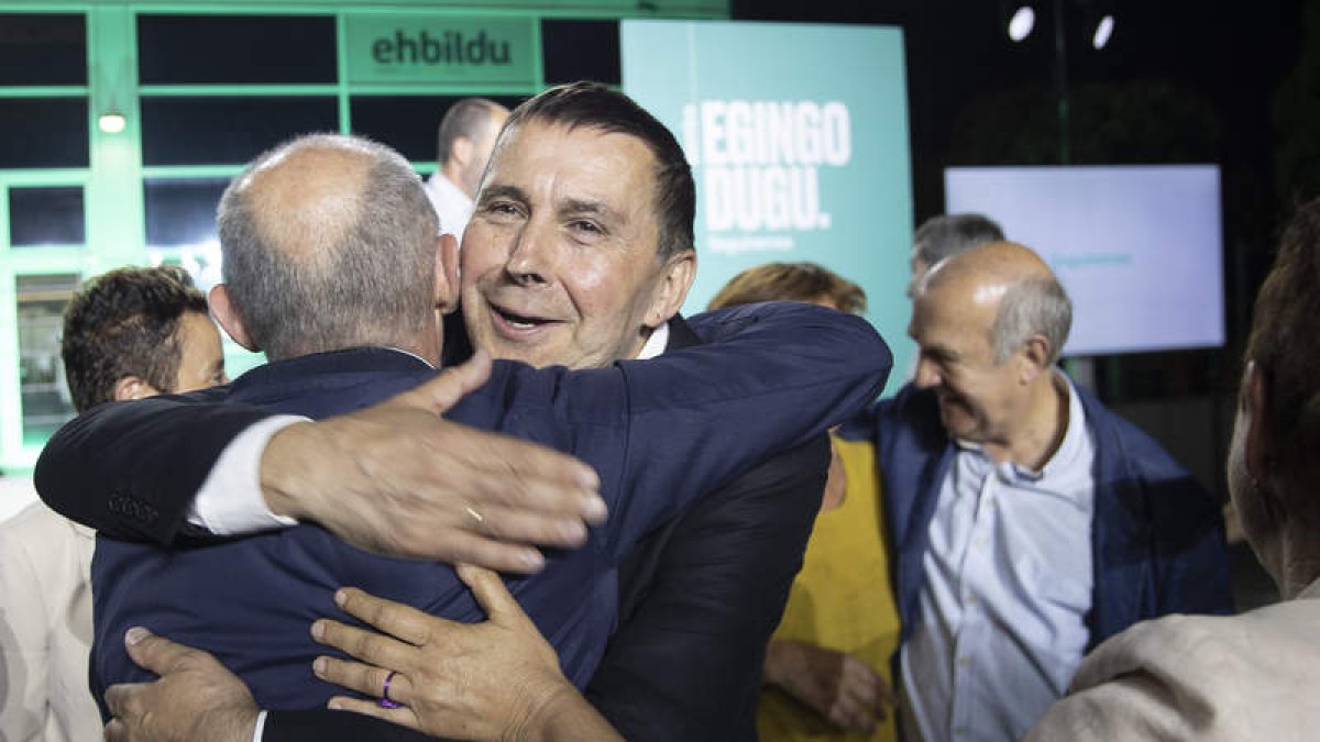Arnaldo Otegi celebra los resultados. JAVIER ETXEZARRETA