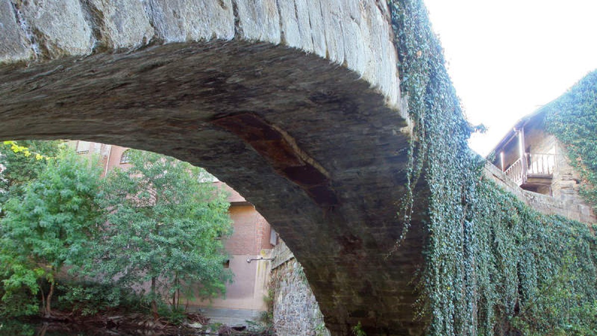 Puente romano de Torre del Bierzo cubierto por una enredadera