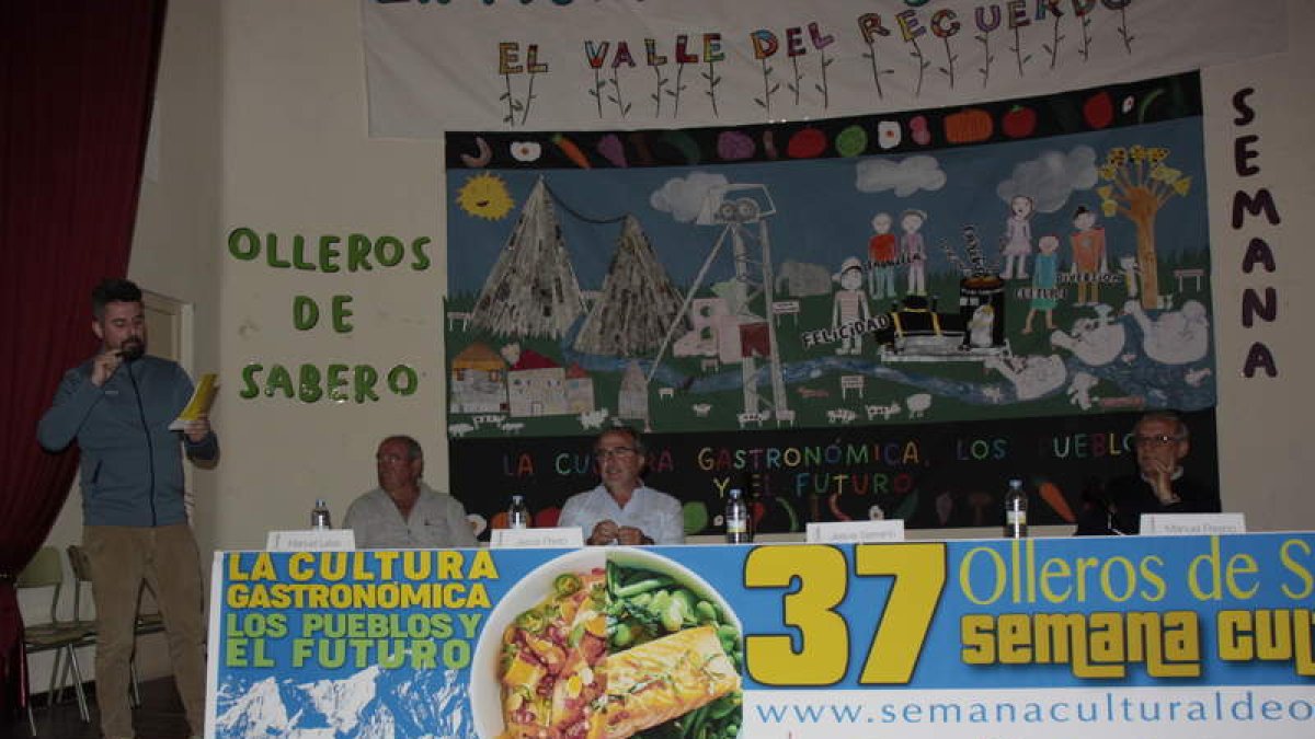 Serrano (hijo), Latas, Serrano (padre) y Fresno en la presentación de la semana cultural. CAMPOS