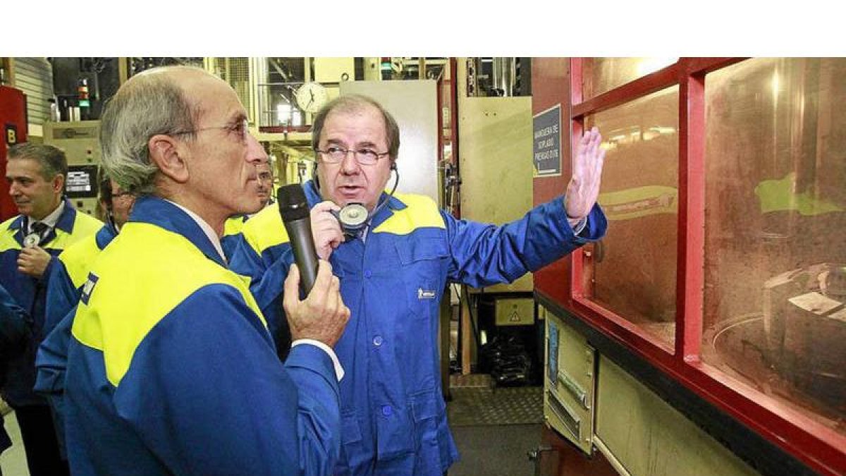 El director de la planta de Valladolid, Mariano Arconada, explica el proceso de fabricación a Juan Vicente Herrera.