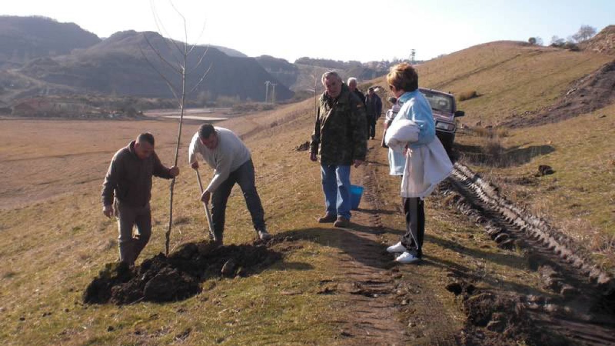 Varios vecinos colaboran en los trabajos llevados a cabo para restaurar la zona.