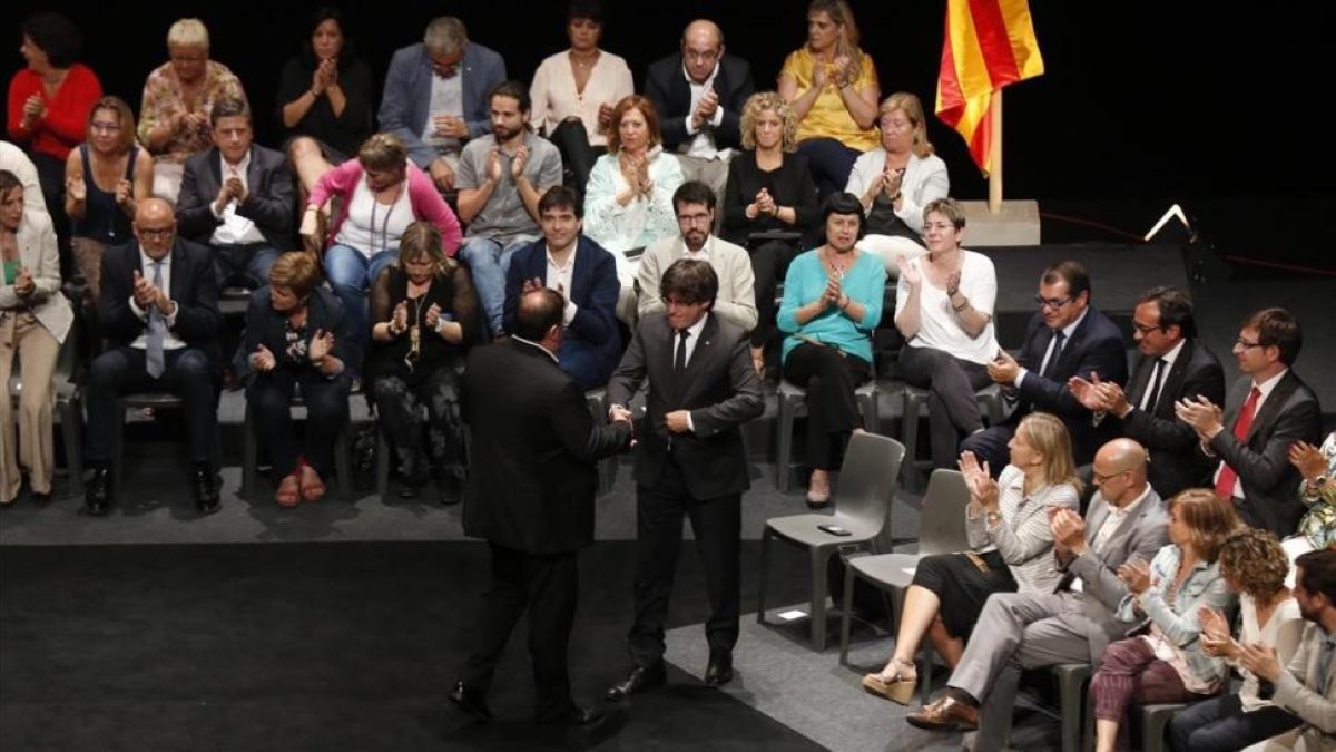 Puigdemont y Junqueras durante el acto político Garanties per a la Democràcia que tuvo lugar el 4 de julio en el Teatre Nacional.