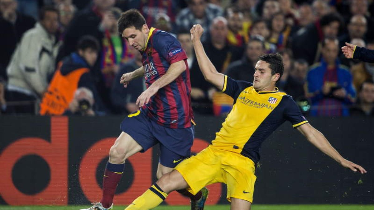 Messi y Coke pelean por el balón en el partido de ida disputado en el Camp Nou.