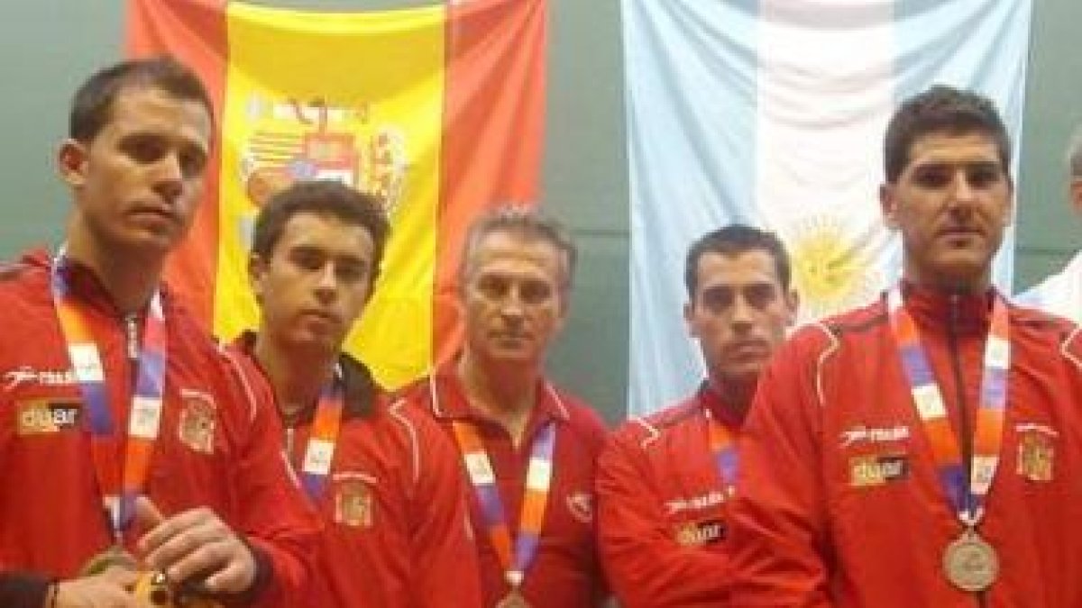 La selección española que logró la plata, con el leonés Iván González entre los subcampeones.
