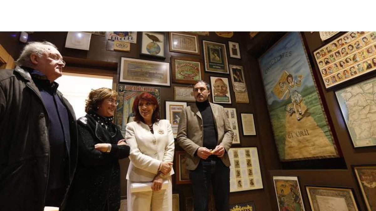 El arquitecto, Juan Múgica, la directora del museo, Elvira Casado, la alcaldesa, Victorina Alonso, y el director del proyecto museográfico, Domingo Aira, en la Cámara de las Maravillas.