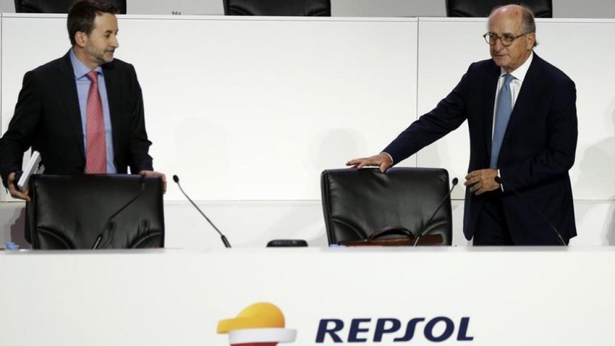El presidente de Repsol, Antoni Brufau (derecha), y el consejero delegado, Josu Jon Imaz, en la junta de accionistas.