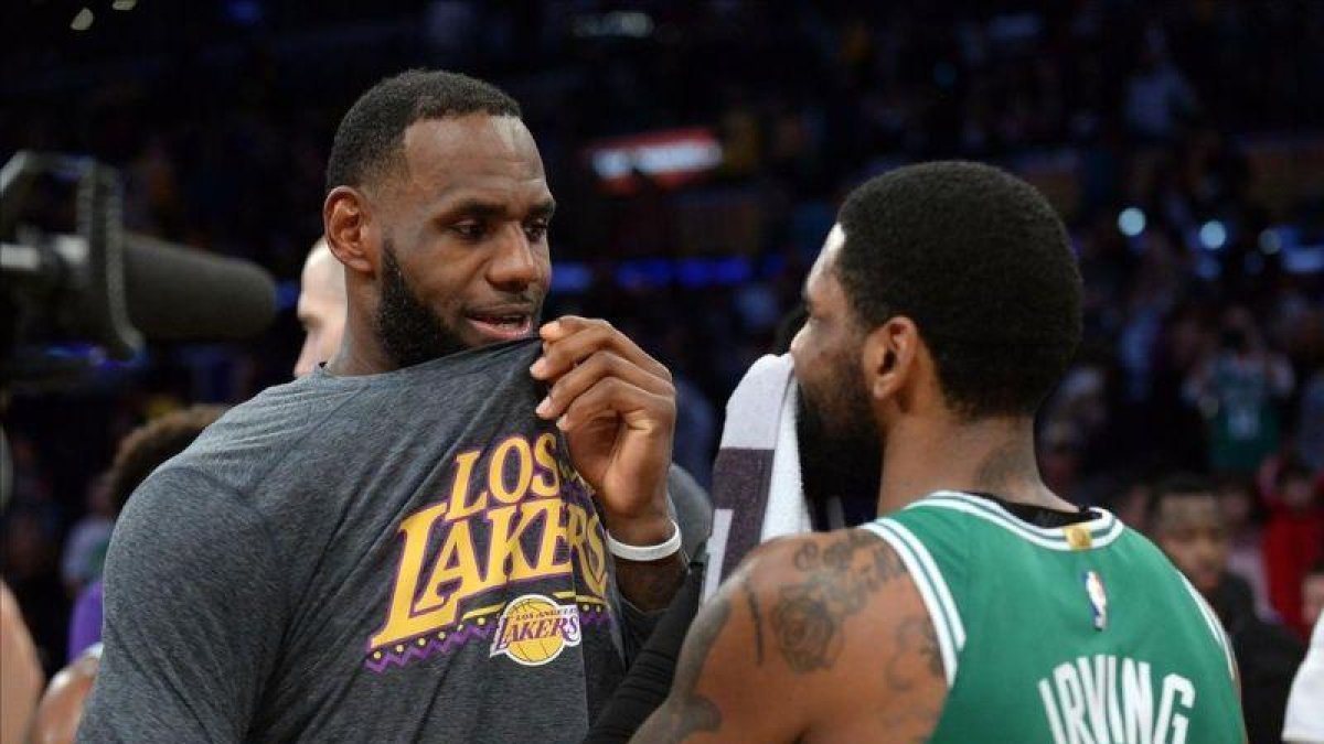 Lebron James conversa con su excompañero Irving al concluir el partido. Los Celtics asaltaron el Staples.