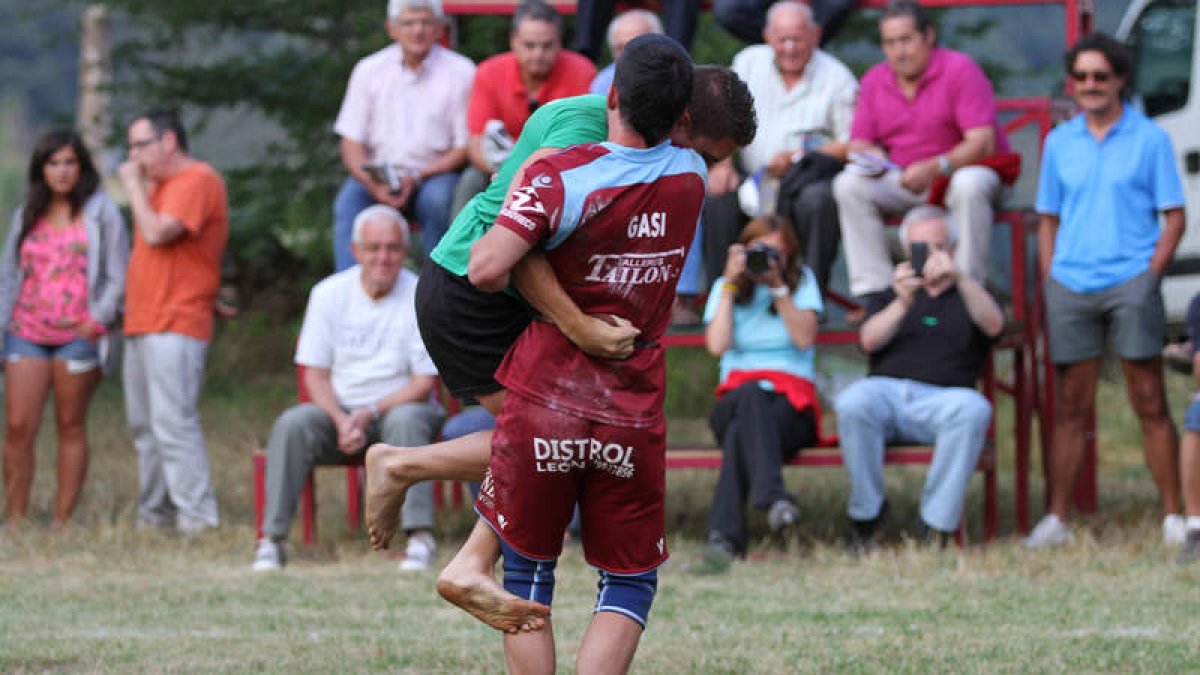 ‘Gasi’ alcanzó cima bajo la Peña la Cruz: se impuso al ‘Divino’ y le ganó la final a Moisés Vega.