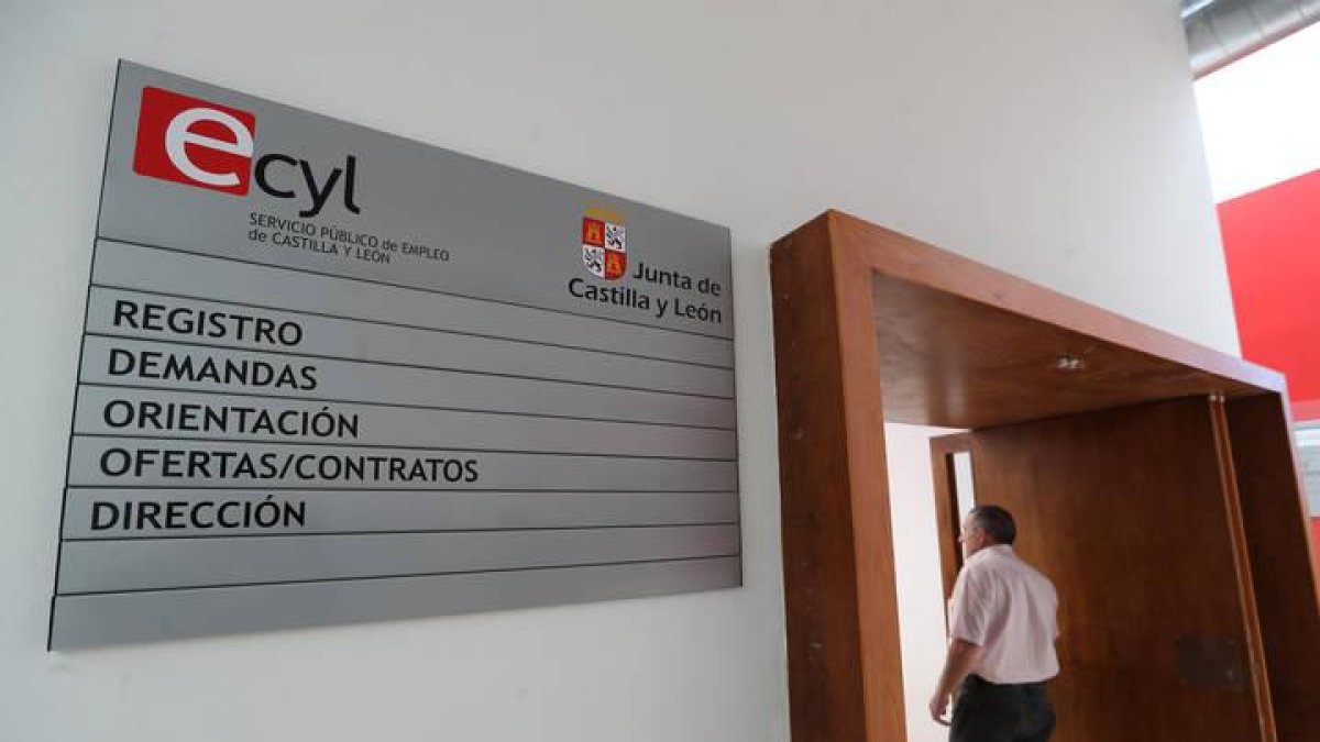 Una persona busca trabajo en las oficinas públicas de Empleo