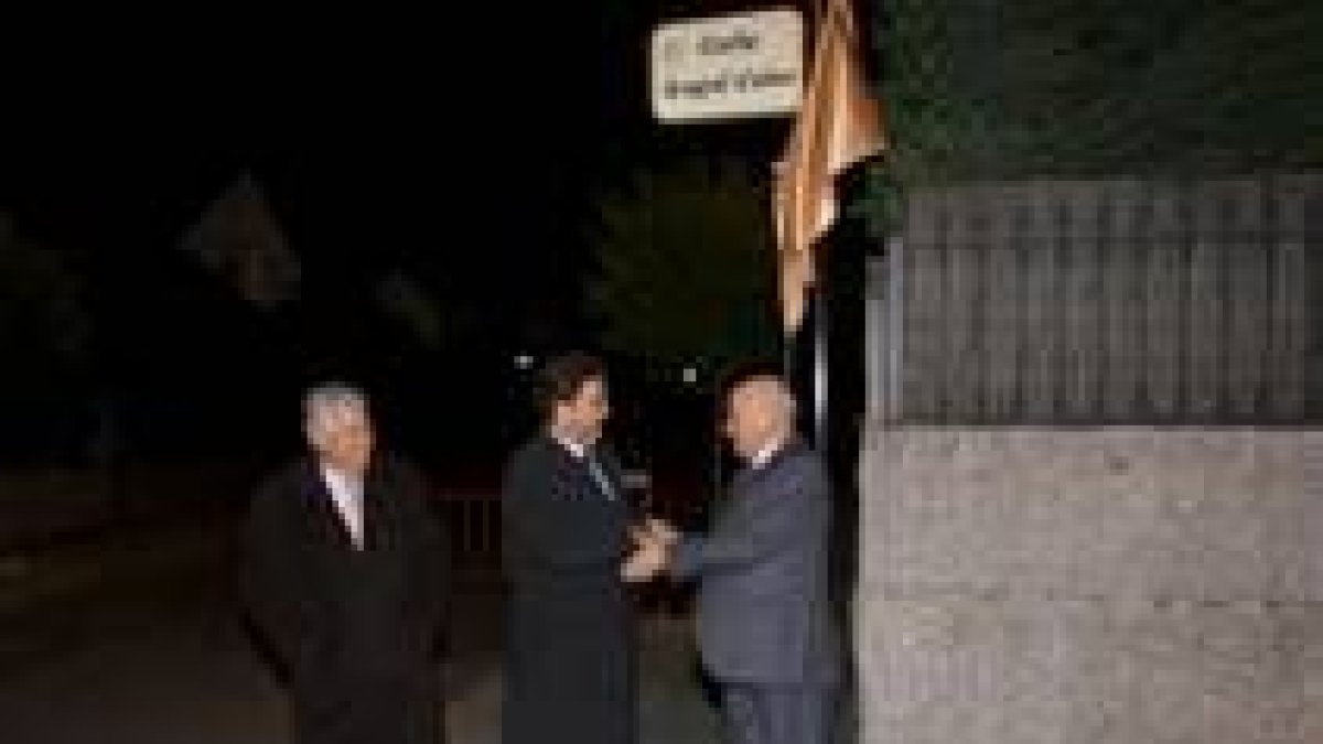 Ángel Cabo, a la derecha, estrecha la mano del alcalde al descubrir la placa con su nombre