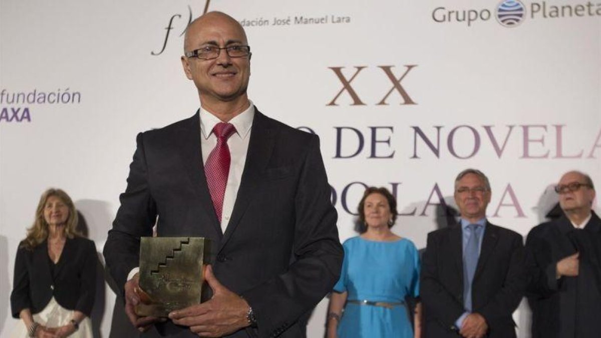 Antonio Garrido recibe el Premio Fernando Lara en la edición del pasado año.