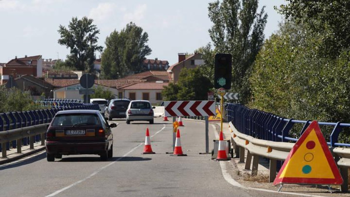 Las obras que se realizan en el puente sobre el río Porma en Puente Villarente afectan a la circulación.