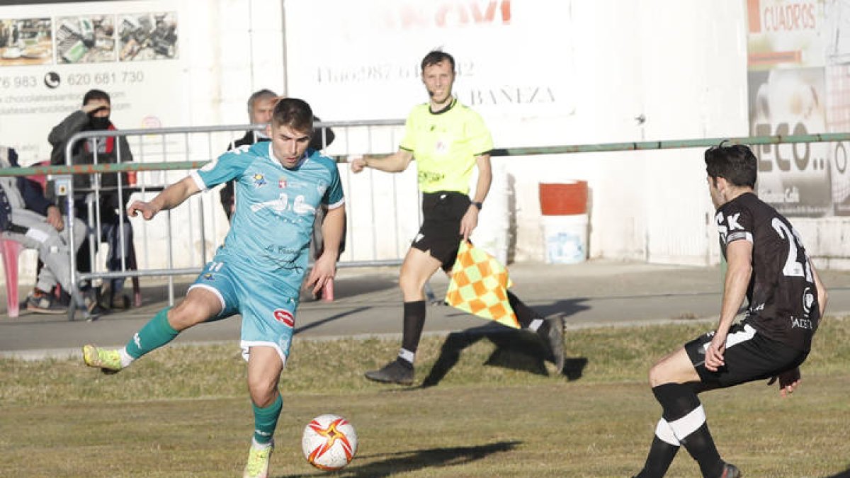 Sergio Fernández culminó la remontada del equipo astorgano frente al filial numantino. MARCIANO PÉREZ