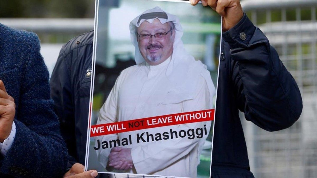 Manifestante muestra foto de Jamal Kashoggi