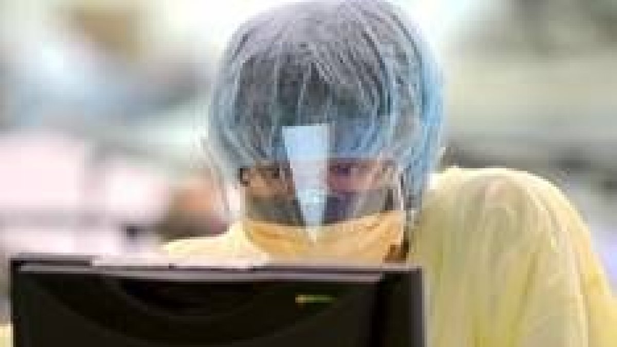 Un doctor en un hospital de Singapur trabaja con mascarilla en la lucha contra la neumonía atípica