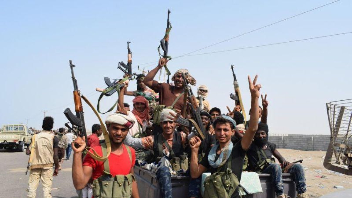 Fuerzas gubernamentales yemenies participan en toma de posiciones en la ciudad portuaria de Al Hudeida en el oeste del Yemen