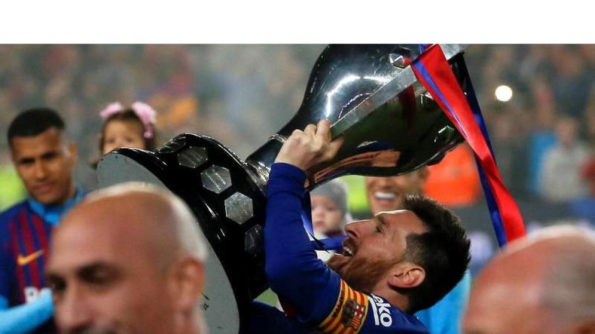 Leo Messi, levanta el trofeo que acredita al Barcelona como campeón de Liga. Los jugadores posan con el trofeo de campeones.