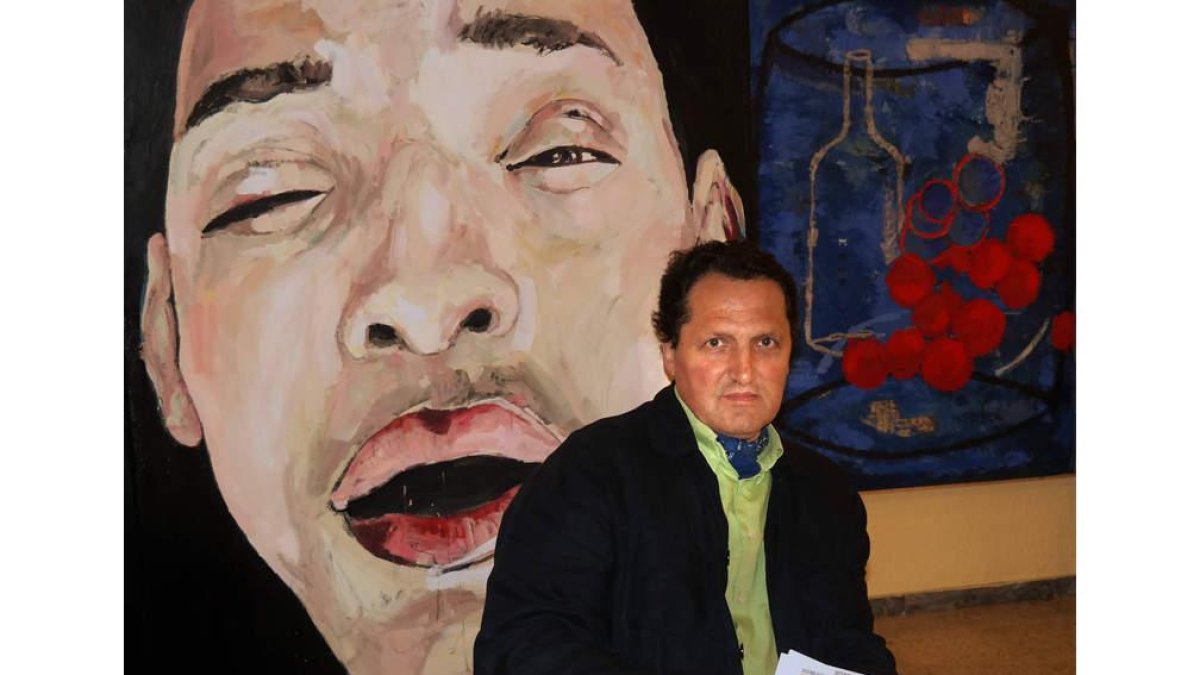 El artista leonés Vicente Soto, delante de una de sus coloristas creaciones