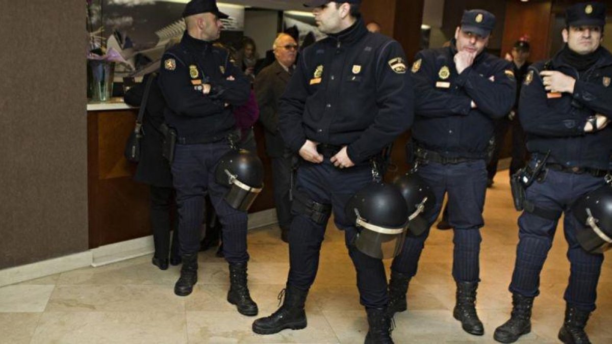 Policías Nacionales, durante una intervención en Valencia.