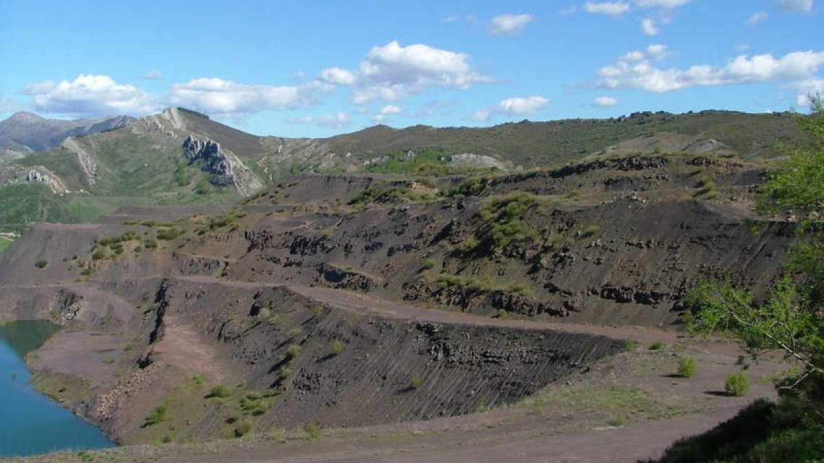 Una antigua escombrera de carbón en el valle de Sabero. CASTRO